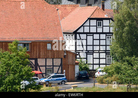 Ein Polizeifahrzeug Steht Vor Dem "Hofgut Sassen" in Schlitz, Aufgenommen bin 18.06.2015. Der Sohn von Schrauben-Milliardär Reinhold Würth ist in Osthessen Entführt Worden, Nach Kurzer Zeit Aber Wieder Freigekommen. Der 50-Jährige Behinderte Sohn des Unter Stockfoto