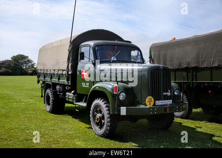 Schweizer Armee SAURER 6DM LKW, Oldtimer Militärfahrzeuge auf der Parade bei Southport Woodvale Rallye, Merseyside, UK Stockfoto