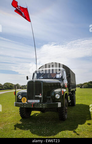 Schweizer Armee SAURER 6DM LKW, Oldtimer Militärfahrzeuge auf der Parade bei Southport Woodvale Rallye, Merseyside, UK Stockfoto