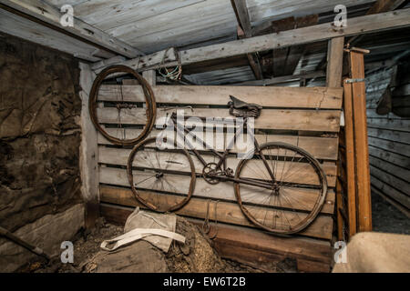 Fahrrad hängt an der Wand der Ställe in Kapitän Scotts Terra Nova Hütte, Cape Evans, Antarktis. Stockfoto