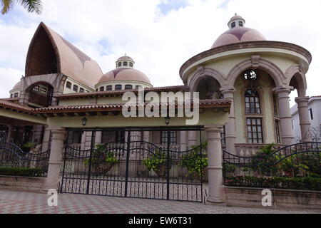 Gated Privathaus mit Kuppeln auf Calle Pelícanos, Puerto Vallarta, Mexiko Stockfoto