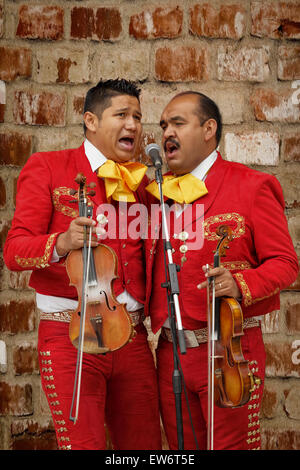 Männliche Mariachi Band Sänger durchführen-Victoria, British Columbia, Kanada.  Hinweis-Digital Composite-Hintergrund ersetzt Stockfoto