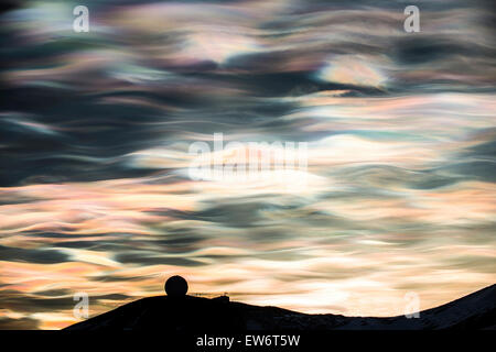 Nacreous Wolken über Ross Island, Antarktis Stockfoto