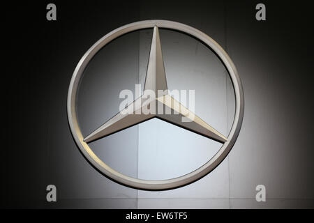 ISTANBUL, Türkei - 30. Mai 2015: Mercedes Logo in Istanbul Autoshow 2015 Stockfoto