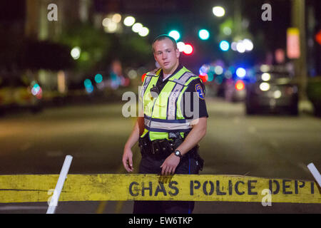 Polizei verschließen Calhoun Street, wo ein Schütze das Feuer auf ein Gebetstreffen tötet neun Menschen an historischen Mutter Emanuel African Methodist Episcopal Church 17. Juni 2015 in Charleston, South Carolina eröffnet. Stockfoto