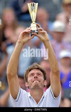 HERTOGENBOSCH, Niederlande. 14. Juni 2015. ATP Topshelf Herren-Einzel-Tennis-Finale. Nicolas Mahut vs. David Goffin. Nicolas Mahut (FRA) Retter seinen Sieg mit der Trophäe © Action Plus Sport/Alamy Live News Stockfoto