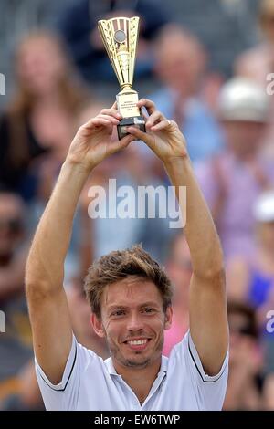 HERTOGENBOSCH, Niederlande. 14. Juni 2015. ATP Topshelf Herren-Einzel-Tennis-Finale. Nicolas Mahut vs. David Goffin. Nicolas Mahut (FRA) Retter seinen Sieg mit der Trophäe © Action Plus Sport/Alamy Live News Stockfoto