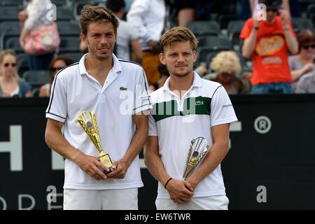 HERTOGENBOSCH, Niederlande. 14. Juni 2015. ATP Topshelf Herren-Einzel-Tennis-Finale. Nicolas Mahut vs. David Goffin. Nicolas Mahut (FRA) und David Goffin (BEL) mit ihren Trophäen © Action Plus Sport/Alamy Live News Stockfoto