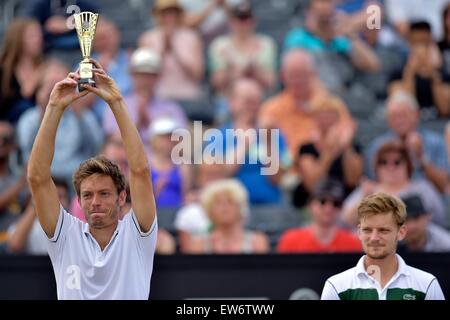 HERTOGENBOSCH, Niederlande. 14. Juni 2015. ATP Topshelf Herren-Einzel-Tennis-Finale. Nicolas Mahut vs. David Goffin. Nicolas Mahut (FRA) Retter seinen Sieg mit der Trophäe © Action Plus Sport/Alamy Live News Stockfoto