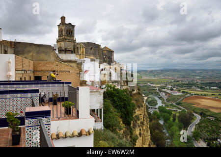 Fotograf im Hotel el Convento Arcos De La Frontera mit Guadalete Flusstal und St. Peterskirche Stockfoto