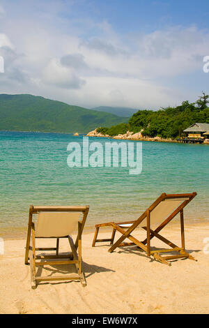 zwei Liegestühle am Strand Stockfoto