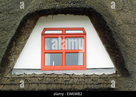 Rote Fenster an einem Strohdach in Dunmore Waterford Irland Europa Stockfoto