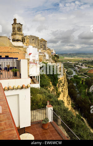 Hotel el Convento Terrassen am Felsen von Arcos De La Frontera mit Guadalete Flusstal und St. Peter Kirche Stockfoto