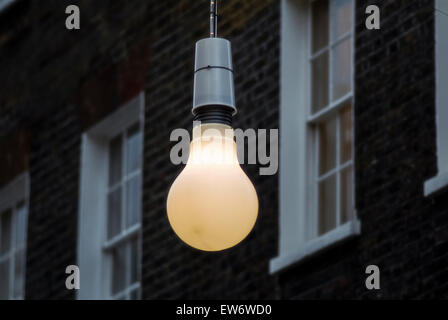 Übergroße Lampen hängen in einer Straße als Weihnachten Beleuchtung London England UK Europa Stockfoto