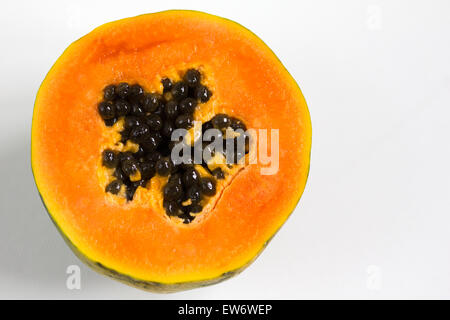 Papaya, Carica Papaya und Samen, halbieren auf weißem Hintergrund mit Exemplar Stockfoto