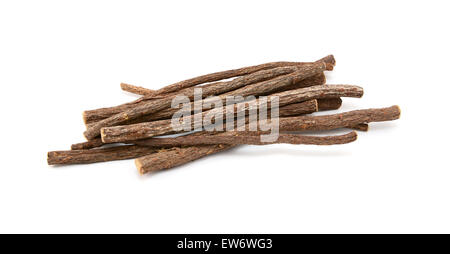 Kleine Haufen von Süßholzwurzel, isoliert auf weißem Hintergrund Stockfoto