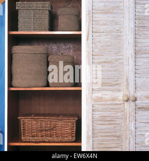 Louvre Türen am Schrank in modern gefliestes Badezimmer mit Glaswand