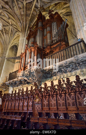 Geschnitzte Stühle und Orgel des Chores in St. Maria Himmelfahrt Basilika Arcos de le Frontera Spanien Stockfoto