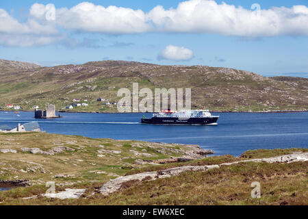 Cal Mac ferry verlassen Castlebay, Barra Stockfoto