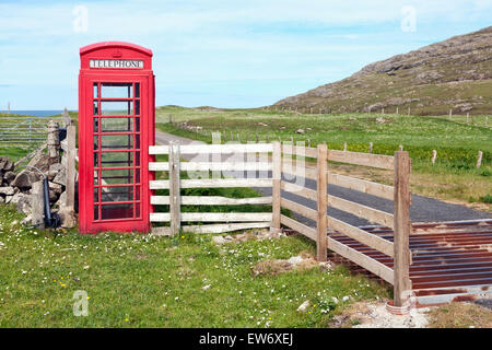 Traditionelle rote Telefonzelle in schottischen Landschaft Stockfoto