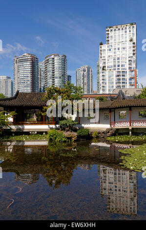 Dr. Sun Yat-Sen Classical Chinese Garden mit Innenstadt Eigentumswohnung Türme, Chinatown, Vancouver, BC, Kanada Stockfoto