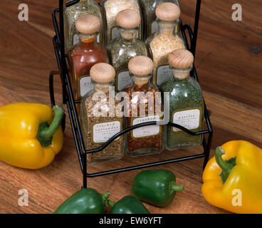 Nahaufnahme von einem Metallgestell mit Glas Gewürzdosen Stockfoto