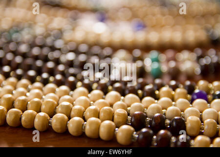 Zeile aus Holz Perlen ausgerichtet nebeneinander mit einer Textur der diffusen Effekt. Stockfoto