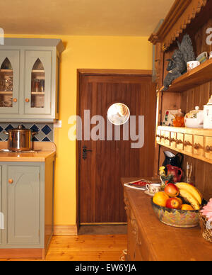 Bauernküche Weiße Schränke - Weiße Schränke in Küche mit hellgrauer