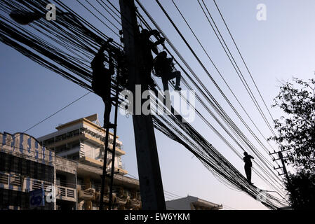 Elektrische Kabel-Monteure in einer gefährlichen Situation über einer Stadt Straße in Pattaya Thailand arbeiten Stockfoto