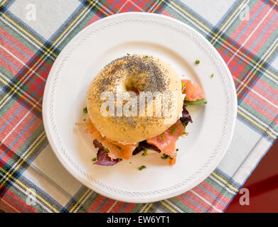 Bagel mit Lachs, Frischkäse und Salat. Stockfoto