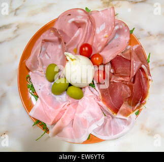 Bufala Käse mit verschiedenen Arten von Schinken, Oliven und Kirschtomaten in einer Platte, Stockfoto