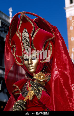 Ein einheimischer trug eine rote traditionelle Maske und Roben beim Karneval in Venedig für nur zur redaktionellen Nutzung Stockfoto