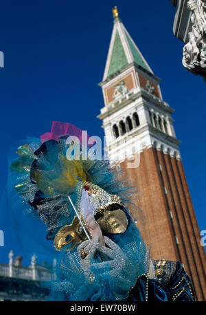 Ein einheimischer tragen traditionelle Masken und Gewänder beim Karneval in Venedig für redaktionelles Markusplatz entfernt Stockfoto