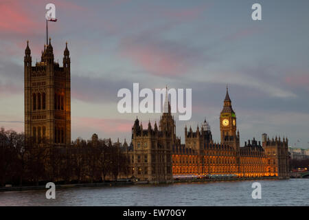 Häuser des Parlaments bei Sonnenuntergang über die Themse aus betrachtet. Stockfoto