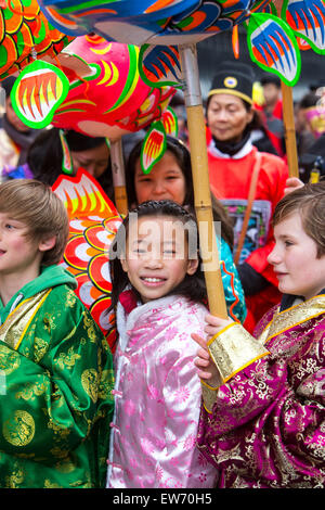 Kinder tragen traditionelle chinesische Kostüm, Chinese New Year in London feiern Stockfoto