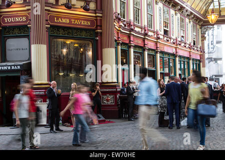 Personen außerhalb der Lamm-Taverne in Leadenhall Market Stockfoto