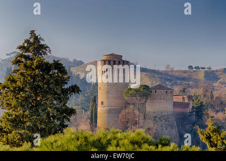 Die Backstein-Mauern einer mittelalterlichen Festung und mittelalterlichen Zinnen Uhrturm am Hügel in der Landschaft Stockfoto