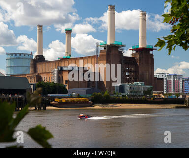 Ansicht des legendären Battersea Power Station von der Themse Stockfoto