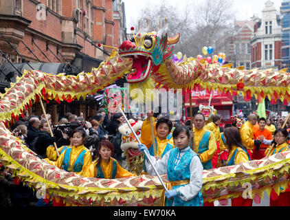 Menschen tragen traditionelle chinesische Kostüm feiert Chinesisches Neujahr mit einem großen Papier chinesischer Drache Stockfoto