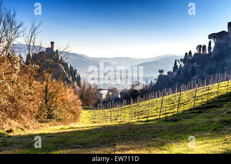 Die Backstein-Mauern einer mittelalterlichen Festung und mittelalterlichen Zinnen Uhrturm am Hügel in der Landschaft Stockfoto