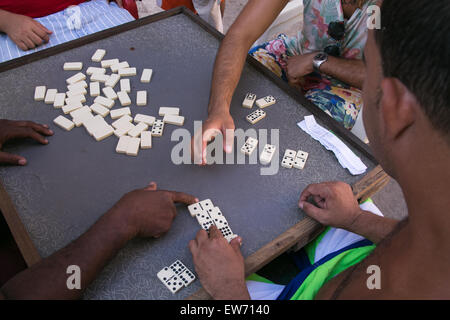 Männer spielen Domino auf der Straße in Alt-Havanna, Kuba. Stockfoto