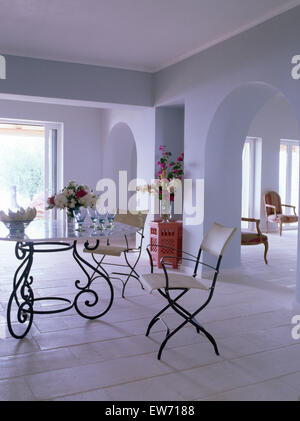 Schmiedeeisen Tisch und Stühle im Freien planen Essbereich im französischen Land Speisesaal Stockfoto