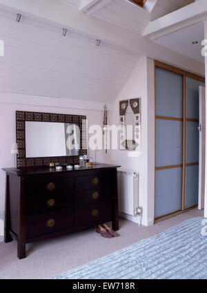 Spiegel über rechteckige weiße Waschbecken Eitelkeit Regal in modernen