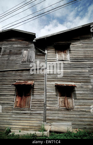 2 große alte Holzhäuser angrenzenden Stockfoto