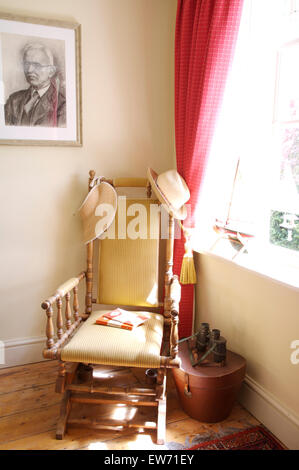 Ein Edwardian Schaukelstuhl in der Ecke eines traditionellen Schlafzimmer Stockfoto