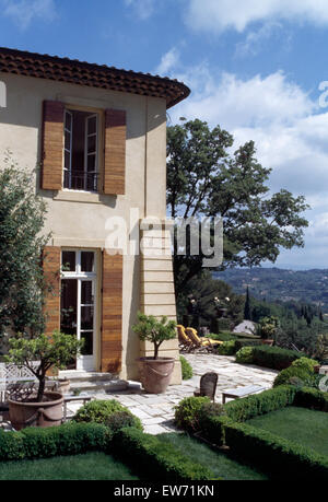 Niedrige abgeschnitten Box Absicherung vor Villa mit hölzernen Fensterläden im Süden von Frankreich Stockfoto