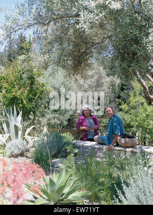 Porträt eines älteren Paares sitzen im Schatten in einem mediterranen Garten für nur zur redaktionellen Nutzung Stockfoto