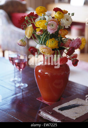 Stillleben mit Ranunkeln in einer roten vase Stockfoto