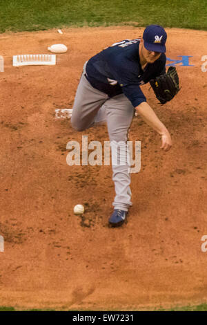 Kansas City, Missouri, USA. 18. Juni 2015. Jimmy Nelson #52 von den Milwaukee Brewers Stellplätze im ersten Inning während des MLB-Spiels zwischen den Milwaukee Brewers und den Kansas City Royals im Kauffman Stadium in Kansas City, Missouri Kyle Rivas/CSM/Alamy Live News Stockfoto