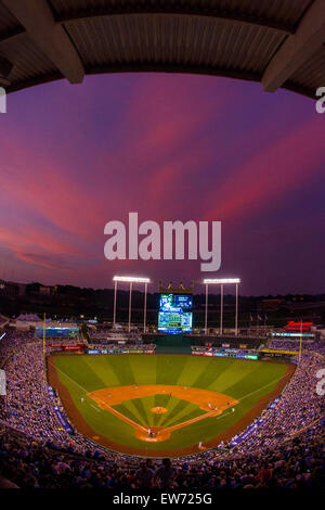 Kansas City, Missouri, USA. 18. Juni 2015. Die Wolken leuchten über Kauffman Stadium im sechsten Inning während des MLB-Spiels zwischen den Milwaukee Brewers und den Kansas City Royals im Kauffman Stadium in Kansas City, Missouri Kyle Rivas/CSM/Alamy Live News Stockfoto